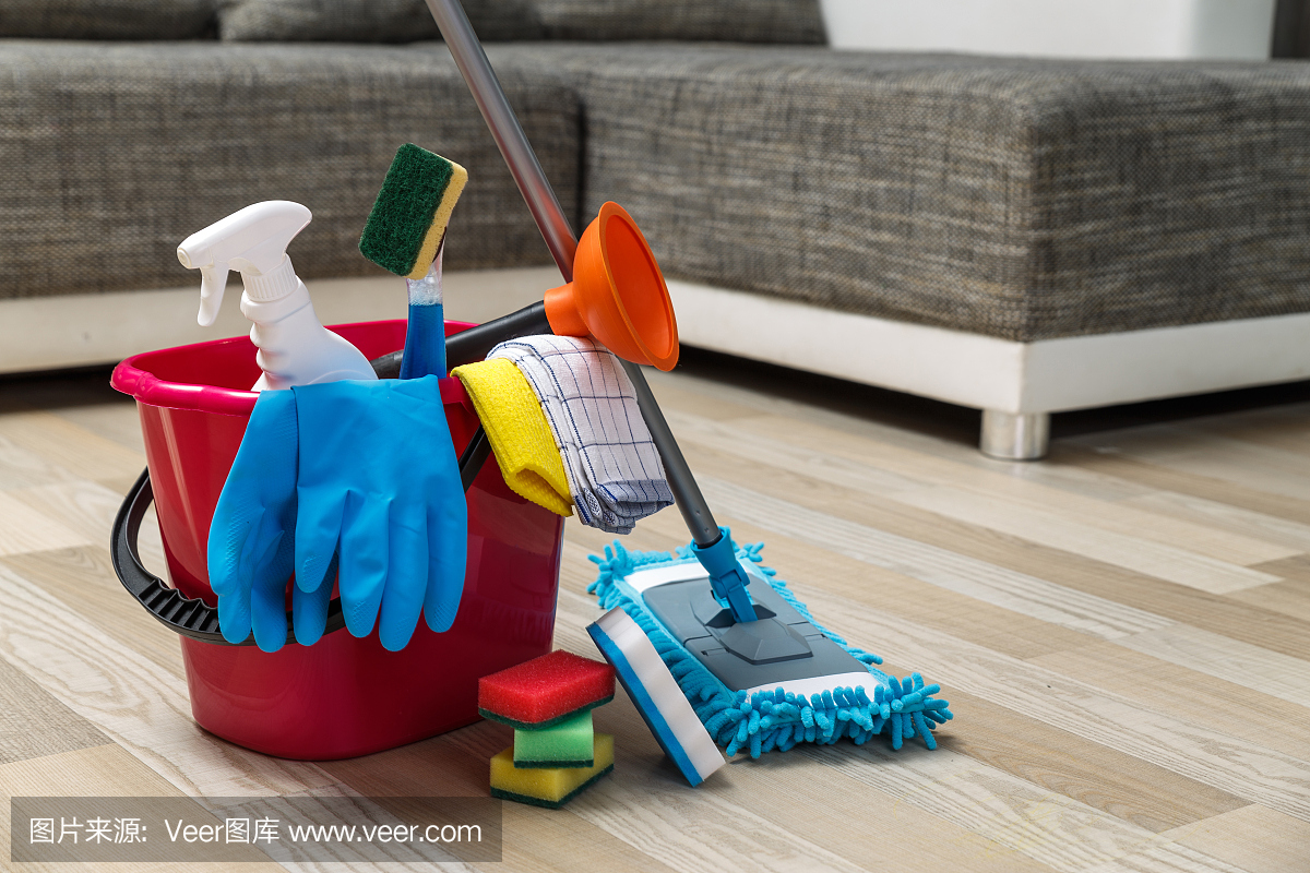 清潔服務。海綿,化學品和拖把。